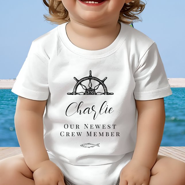 Camiseta Para Bebê Membro da Tripulação Mais Novo Bebê Recém-Nascido (Our Newest Crew Member, personalized Newborn Baby T-Shirt with nautical graphics)
