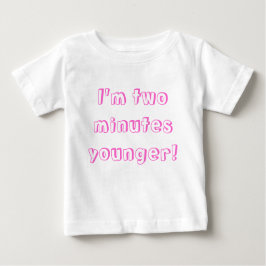 Camiseta Para Bebê Menina gêmea... sou dois minutos mais nova!