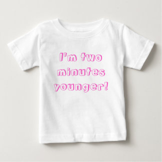 Camiseta Para Bebê Menina gêmea... sou dois minutos mais nova!