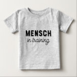 Camiseta Para Bebê Mensch no Treinamento em T-Shirt<br><div class="desc">Esta teia bebê se emparelha perfeitamente com a minha versão masculina "Mensch"! Eles fazem um presente único do Dia do Pai!</div>