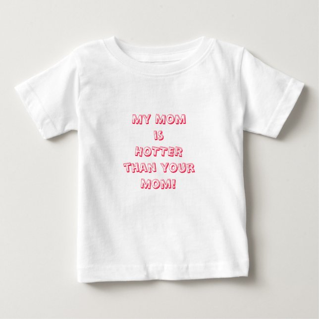 Camiseta Para Bebê Meu yourMom de Momis HOTTERthan! (Frente)