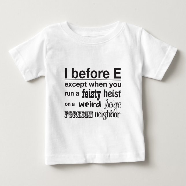Camiseta Para Bebê Mim antes de E (Frente)