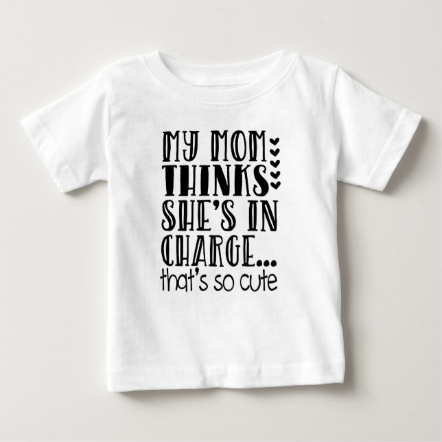 CAMISETA PARA BEBÊ MINHA MÃE ACHA QUE ELA ESTÁ RESPONSÁVEL DIZENDO (Frente)