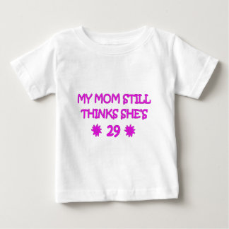 Camiseta Para Bebê Minha mãe ainda acha que ela tem 29 anos