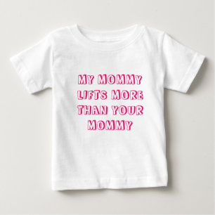 CAMISETA PARA BEBÊ MINHA MAMÃE LEVANTA MAIS DO QUE SUAS MAMÃES -