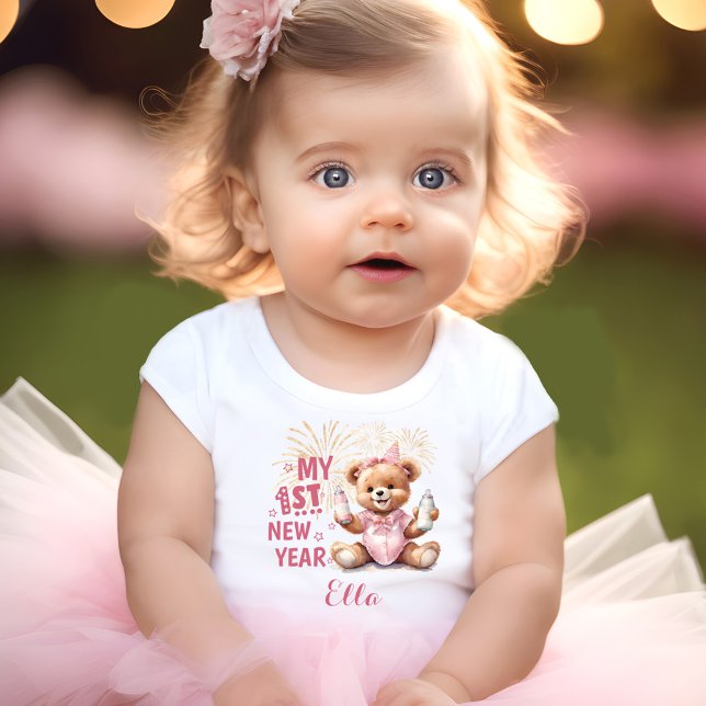 Camiseta Para Bebê Minha Primeira Garota de Ano Novo Nome Bear Bear R (My First New Year Girl Name Pink Bear Baby T-shirt)