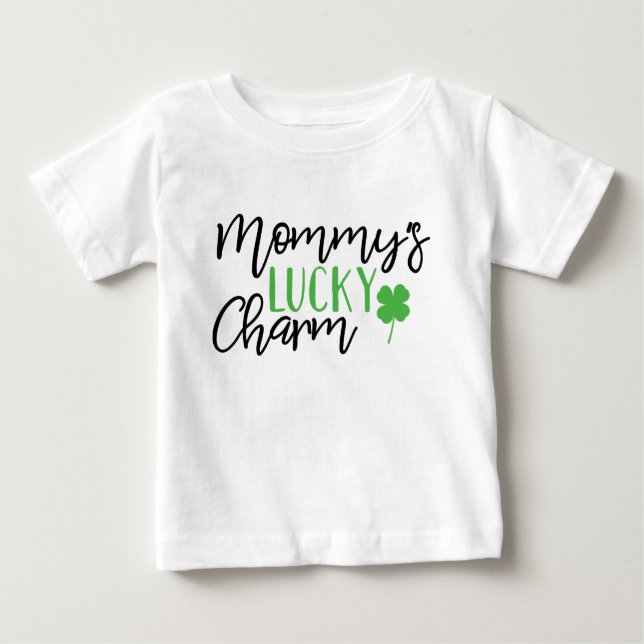 Camiseta Para Bebê Mommys Lucky Charm Dia de São Patrício (Frente)