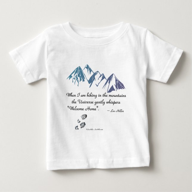 Camiseta Para Bebê Montanhas subindo sussurros do Universo Bem-vindos (Frente)