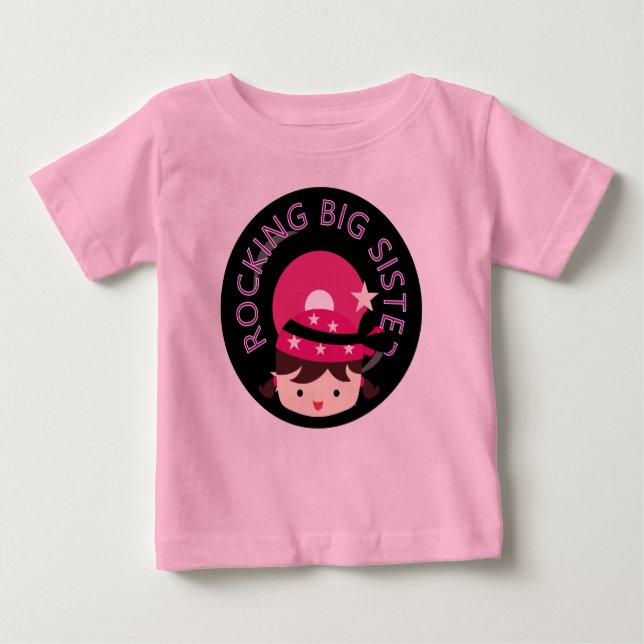Camiseta Para Bebê Morena de Cabelo Escuro Balançando Irmã Mais Velha (Frente)