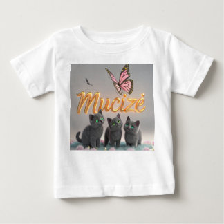 Camiseta Para Bebê "MUCİZE" — Elegância Sonhadora com Kittens e Butte