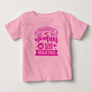 Camiseta Para Bebê Mulher poderosa no Fazer: Uma mulher rosa e bonita