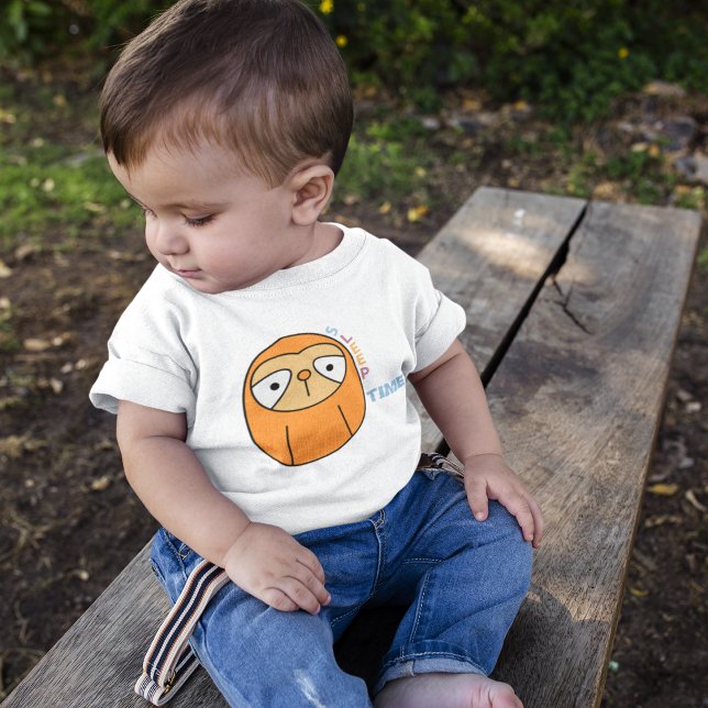 Camiseta Para Bebê Multcolor Sleepy Sloth (cute lazy baby sloth sleeping time.)