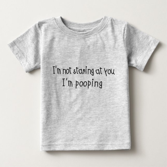 Camiseta Para Bebê Não olhando fixamente eu sou Pooping (Frente)