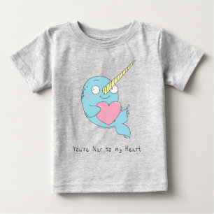 Camiseta Para Bebê Narwhal Hugging a t-shirt de uma criança do coraçã