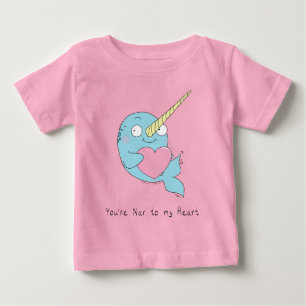 Camiseta Para Bebê Narwhal Hugging a t-shirt de uma criança do coraçã