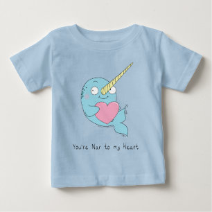 Camiseta Para Bebê Narwhal Hugging a t-shirt de uma criança do coraçã