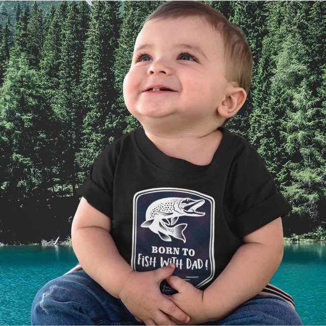 Camiseta Para Bebê Nascer de pescar com Pai de peixe-troféu (Cute kid's fishing shirt with a muskie. Born to Fish With Dad!)