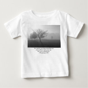 Camiseta Para Bebê Nascer do Sol Nebuloso em Preto e Branco