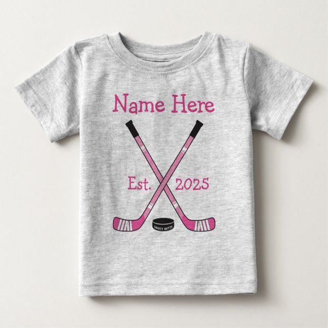 Camiseta Para Bebê Nascer Rosa de Ano do Nome da Menina de Hockey Per (Frente)