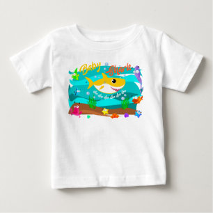 Camiseta Para Bebê Natação do tubarão do bebê no oceano com peixe