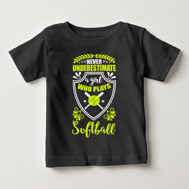 Camiseta Para Bebê Neon Nunca Subestime Uma Garota Que Joga Softball (Frente)