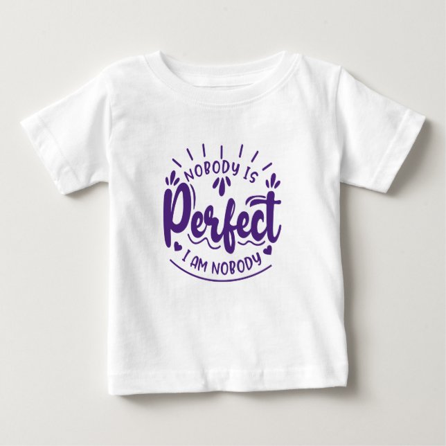 Camiseta Para Bebê Ninguém é perfeito e eu não sou ninguém engraçado (Frente)