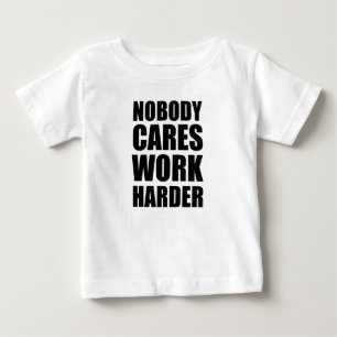 Camiseta Para Bebê Ninguém Liga Trabalhe Mais Arduamente Presente de