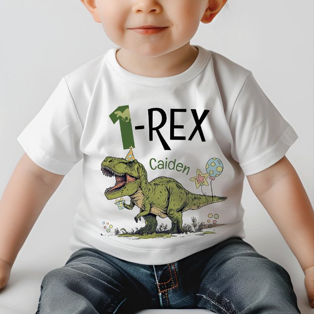 Camiseta Para Bebê Nome da Parte do Tema do Dinossauro Cudo Dinossaur (Cute 1-Rex cartoon dinosaur boy's first birthday party t-shirt with kids name, T-Rex, Jurassic green)