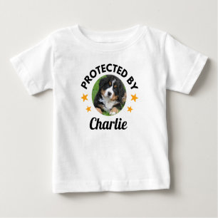 Camiseta Para Bebê Nome e foto personalizados do cão "Protegido por"
