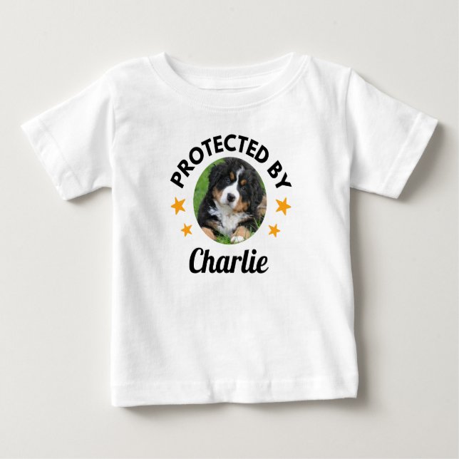 Camiseta Para Bebê Nome e foto personalizados do cão "Protegido por" (Frente)