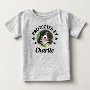 Camiseta Para Bebê Nome e foto personalizados do cão "Protegido por"