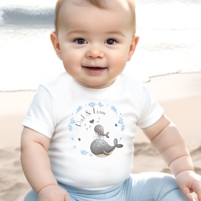 Camiseta Para Bebê Nome Personalizado do Primeiro Dia de os pais de B (First Father's Day Cute Whales Personalized Name Baby T-Shirt)