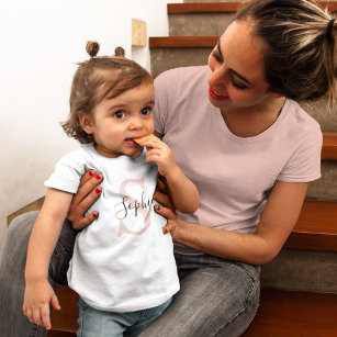 Camiseta Para Bebê Nome Personalizado Moderno Monograma Pastel Rosa