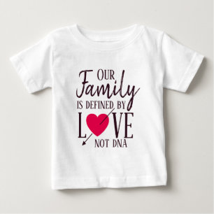 Camiseta Para Bebê Nossa família é definida pela adopção do ADN d
