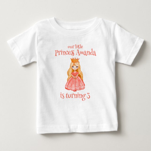 Camiseta Para Bebê Nossa Menina está fazendo três convidados de honra (Frente)