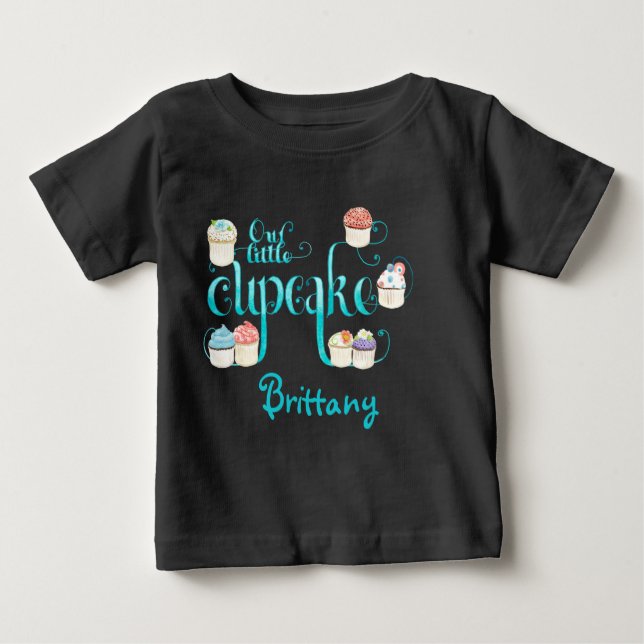 Camiseta Para Bebê Nosso Cupcake Lil, Criador De Bebês Personalizado (Frente)