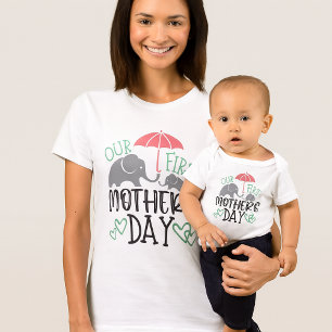 Camiseta Para Bebê Nosso Primeiro Dia das Mães Elefante e Guarda-Chuv