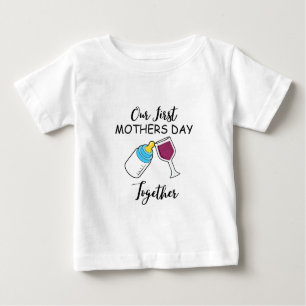 Camiseta Para Bebê Nosso Primeiro Dia de as mães Juntos, Correspondên