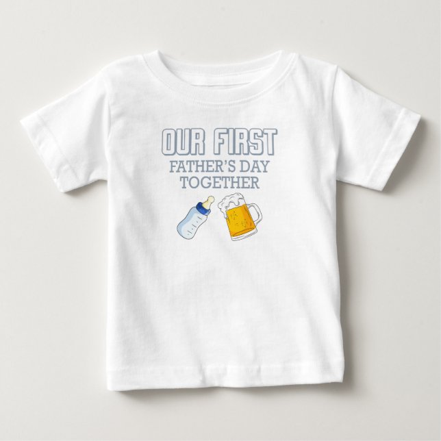 Camiseta Para Bebê Nosso primeiro Dia de os pais 👨 ‍ 👶 ❤️ (Frente)