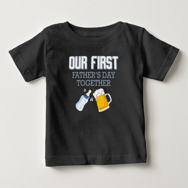 Camiseta Para Bebê Nosso primeiro Dia de os pais 👨 ‍ 👶 ❤️ (Frente)