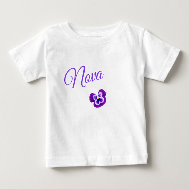 Camiseta Para Bebê Nova, Nome de Menina Com uma Linda Pansy Roxa,  (Frente)