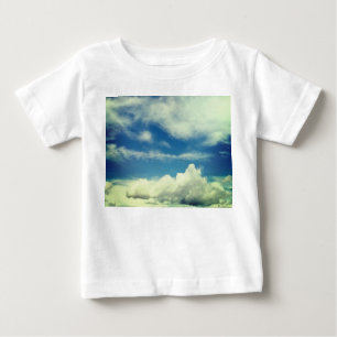 Camiseta Para Bebê Nuvens brancas, num céu azul