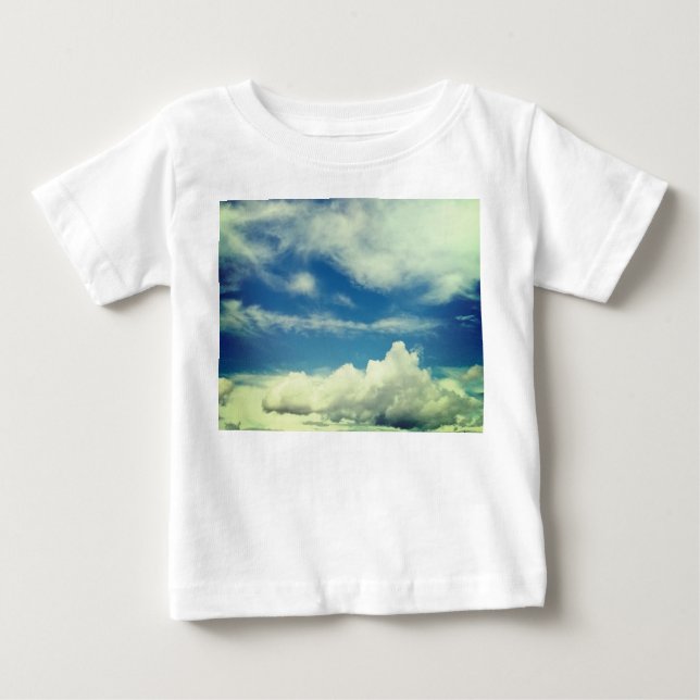 Camiseta Para Bebê Nuvens brancas, num céu azul (Frente)