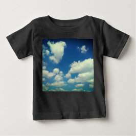 Camiseta Para Bebê Nuvens, num céu azul