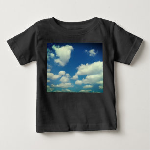 Camiseta Para Bebê Nuvens, num céu azul