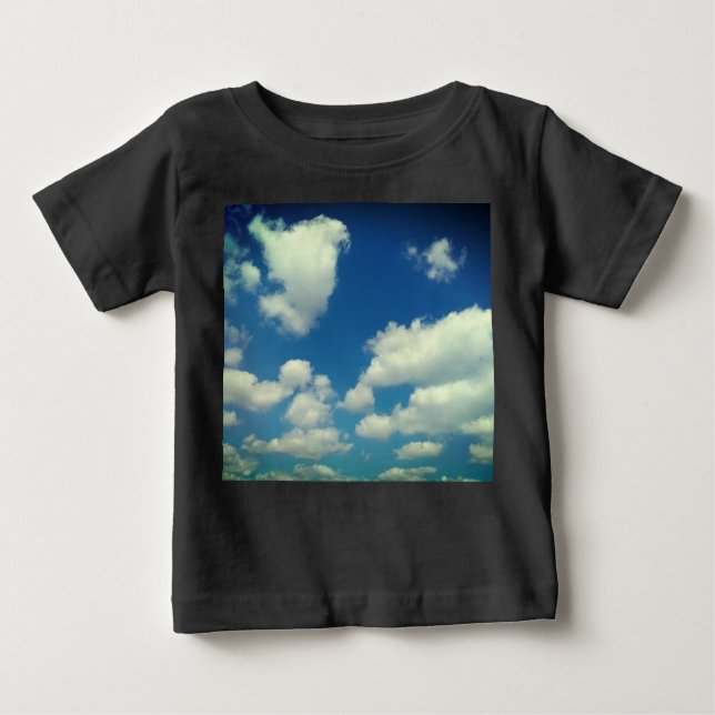 Camiseta Para Bebê Nuvens, num céu azul (Frente)