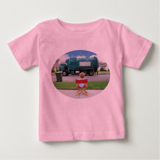 Camiseta Para Bebê O caminhão de lixo reciclar passa com o público