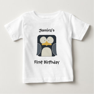 Camiseta Para Bebê O nome e o evento do bebê com pinguim bonito