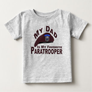 Camiseta Para Bebê O pai é o meu 82º bebê paraquedista de bordo favor