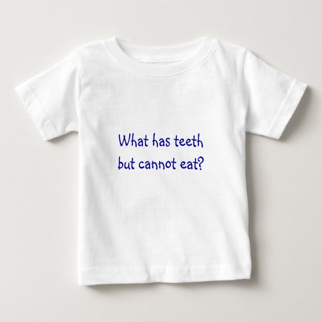 Camiseta Para Bebê O que tem dentes, mas não pode comer? (Frente)